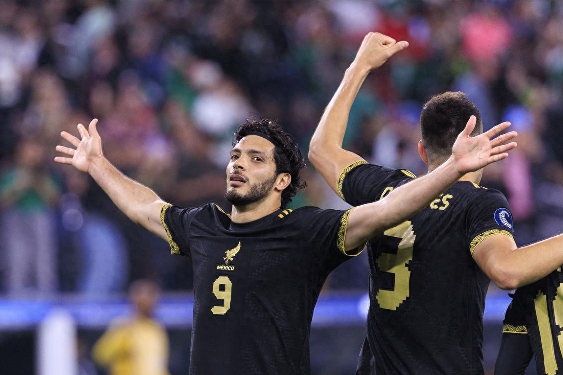 开云体育在线-墨西哥举重选手打破记录，勇夺奖牌