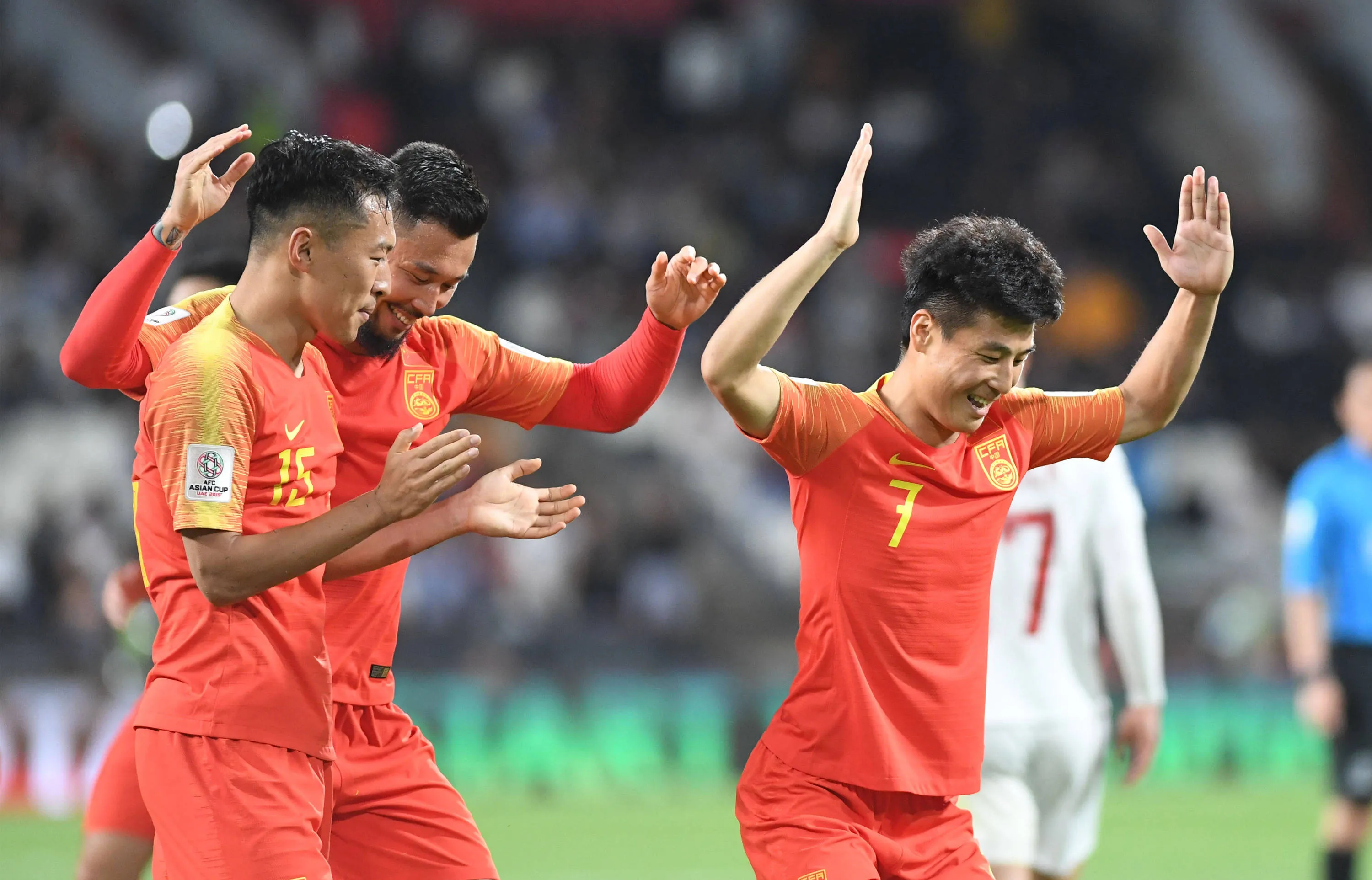 国内足球联赛剧情跌宕起伏，球员表现神勇