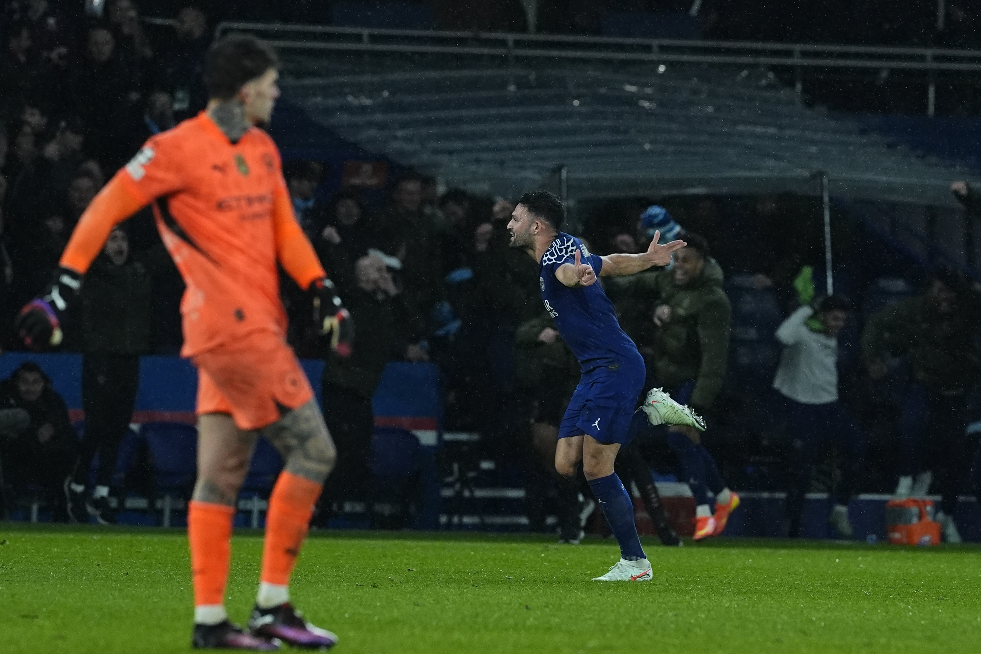 曼城主场大胜，保持追击节奏