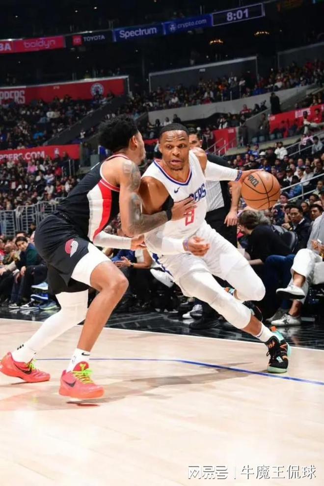 火箭豪取胜利，哈登和威少合砍60分