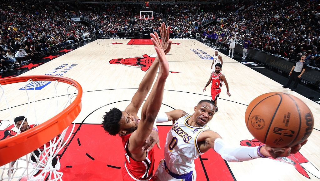 76人逆转湖人，德罗赞关键制胜